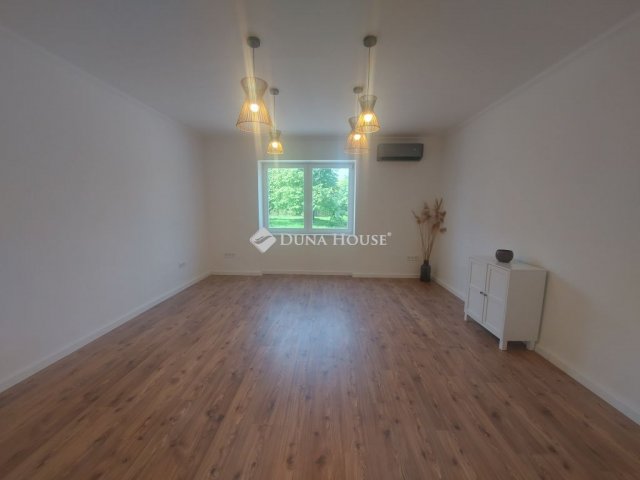 Eladó téglalakás, Szolnokon 21.9 M Ft, 2 szobás