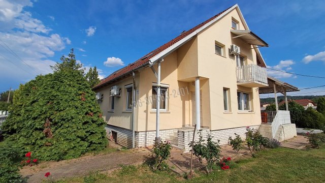 Eladó téglalakás, Esztergomban 110 M Ft, 4+1 szobás