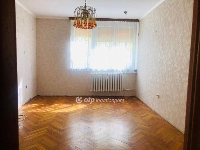 Eladó panellakás, Ajkán 36.8 M Ft, 2+1 szobás