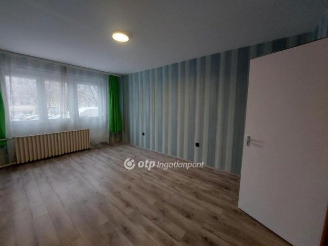 Eladó panellakás, Pécsett 56.8 M Ft, 3 szobás