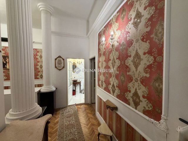 Eladó téglalakás, Budapesten, V. kerületben, Vértanúk terén