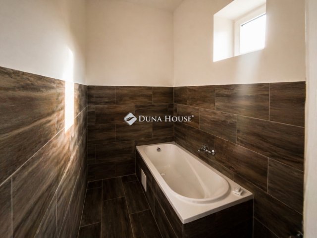 Eladó családi ház, Újszászon 35 M Ft, 5 szobás
