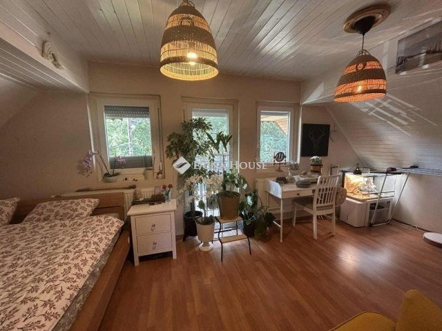 Eladó családi ház, Mendén 76.9 M Ft, 6 szobás