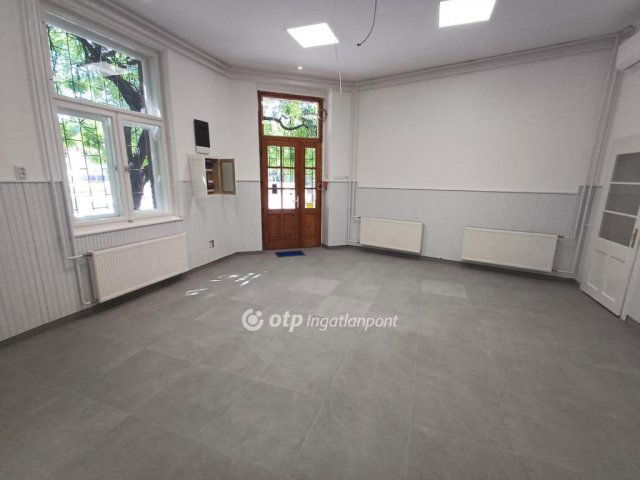 Kiadó üzlethelyiség, Csongrádon 300 E Ft / hó, 3+1 szobás
