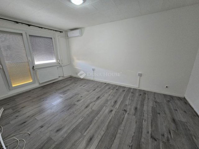 Eladó panellakás, Székesfehérvárott 45 M Ft, 2 szobás