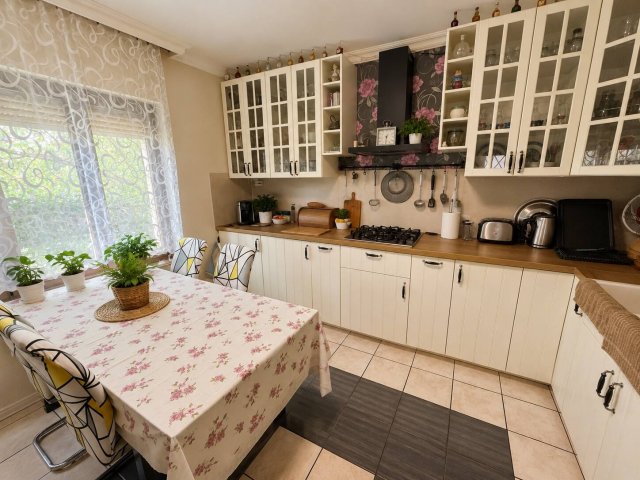 Eladó családi ház, Tökölön 89.9 M Ft, 6 szobás