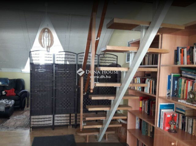 Eladó téglalakás, Esztergomban 61.9 M Ft, 3 szobás