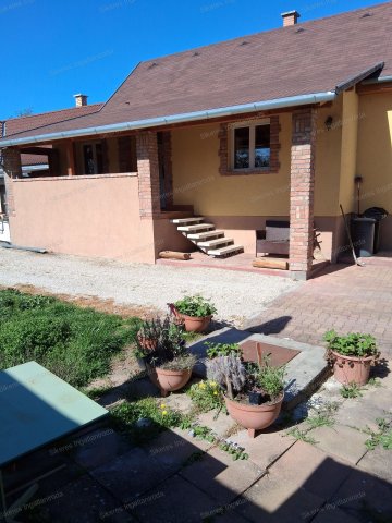 Eladó családi ház, Sóskúton, Hegy utcában 160 M Ft, 4 szobás