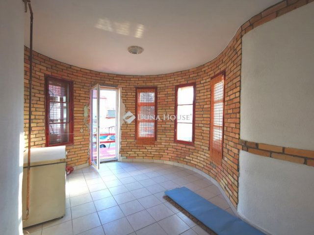 Eladó családi ház, Sárisápon 49.9 M Ft, 2 szobás