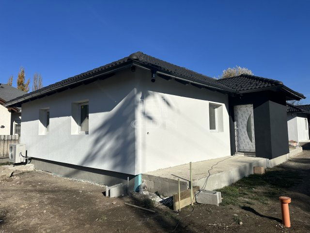 Eladó ikerház, Bicskén 89.9 M Ft, 2+2 szobás