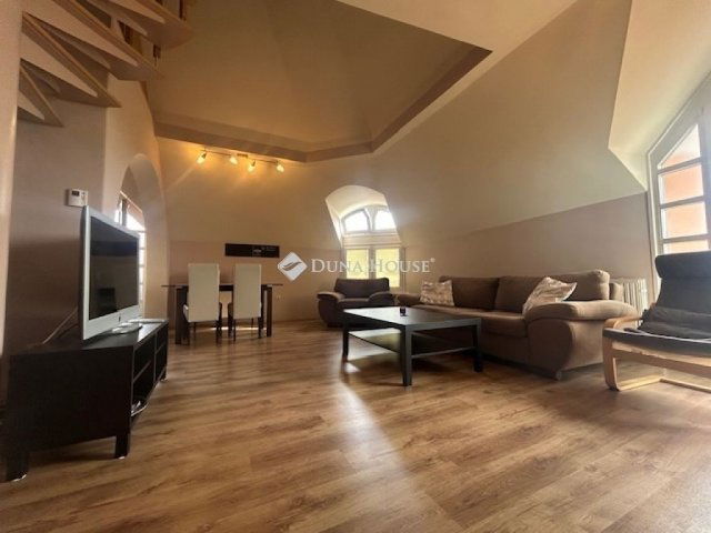 Eladó téglalakás, Pécsett 109.9 M Ft, 4 szobás