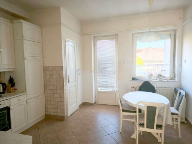 Eladó téglalakás, Szombathelyen 78 M Ft, 5 szobás