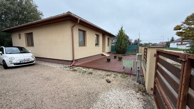 Eladó családi ház, Győrött 95 M Ft, 1+4 szobás
