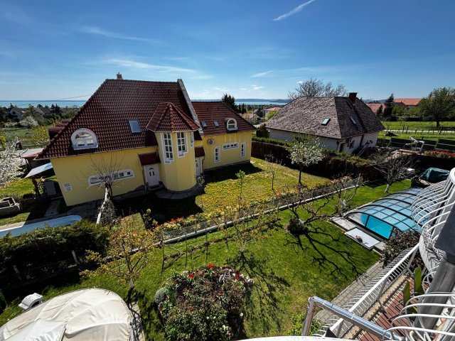 Eladó családi ház, Balatonfüreden 390 M Ft, 17 szobás