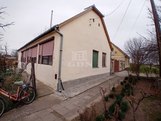 Eladó családi ház, Garán 3.5 M Ft, 2 szobás