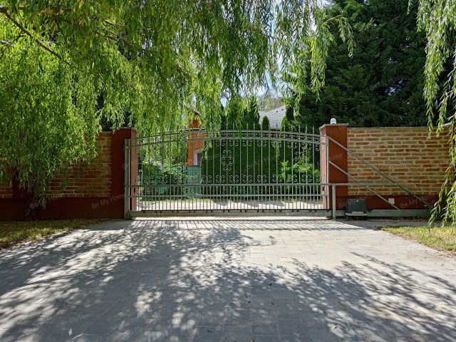 Eladó családi ház, Szigetmonostorban 127 M Ft, 2 szobás