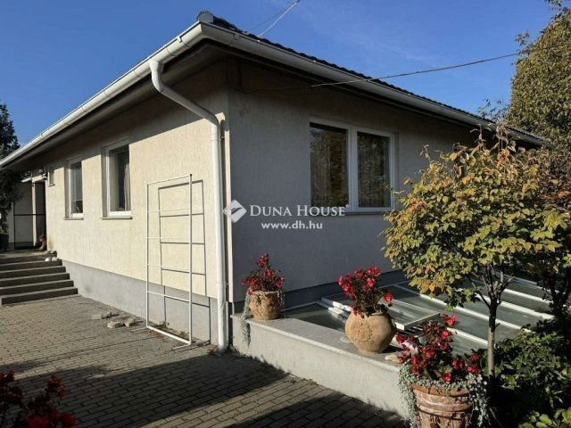 Eladó családi ház, Budapesten, XVIII. kerületben 299.9 M Ft