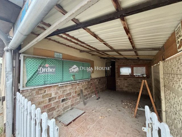 Eladó üzlethelyiség, Esztergomban, Simor János utcában 58.5 M Ft