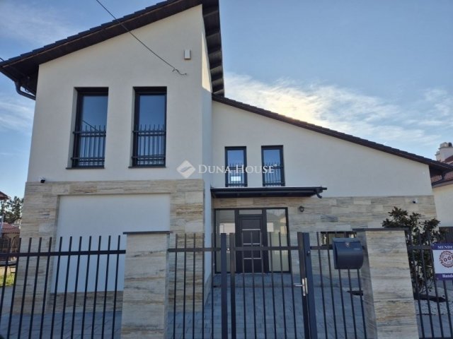 Eladó családi ház, Vecsésen 219.9 M Ft, 5 szobás