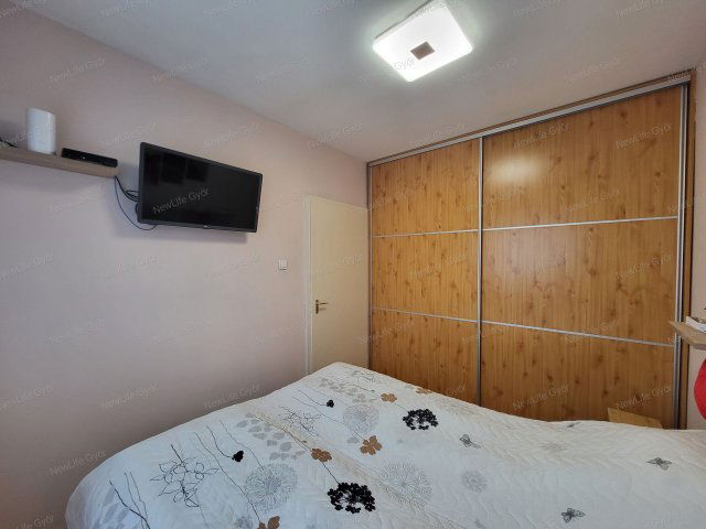 Eladó panellakás, Győrött 56.9 M Ft, 3 szobás