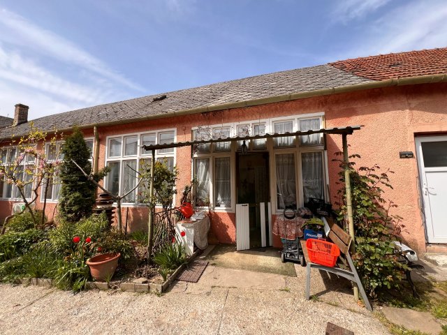 Eladó családi ház, Siklóson 49 M Ft, 6 szobás