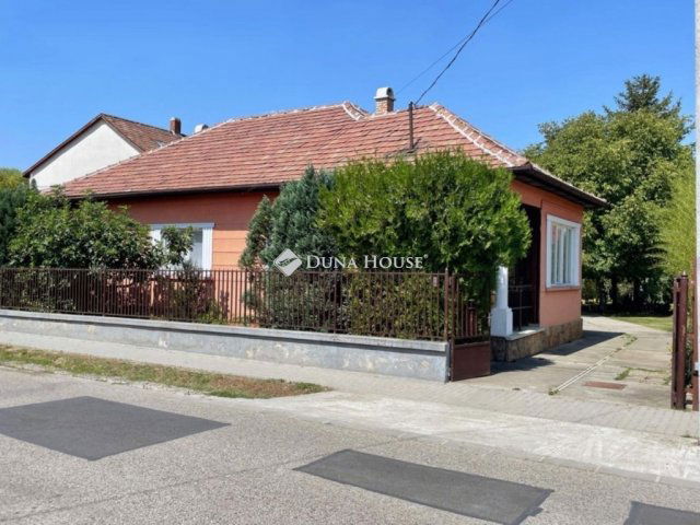 Eladó családi ház, Vecsésen 109.98 M Ft, 6 szobás