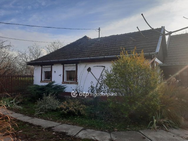 Eladó családi ház, Békésen 23.9 M Ft, 2 szobás
