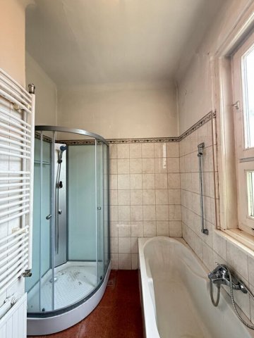 Eladó családi ház, Vecsésen 93.9 M Ft, 6 szobás