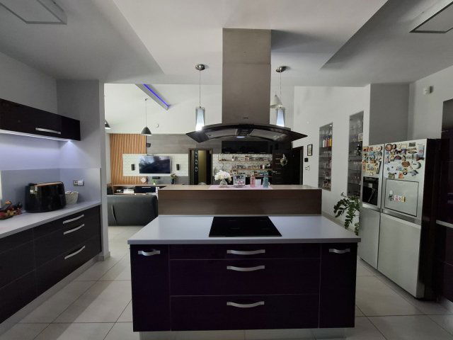 Eladó családi ház, Debrecenben 239.9 M Ft, 6 szobás