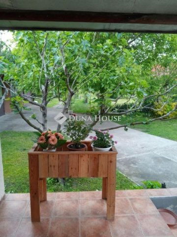 Eladó családi ház, Vecsésen 109.98 M Ft, 6 szobás