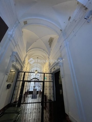 Eladó téglalakás, Budapesten, VI. kerületben 74.5 M Ft, 1 szobás
