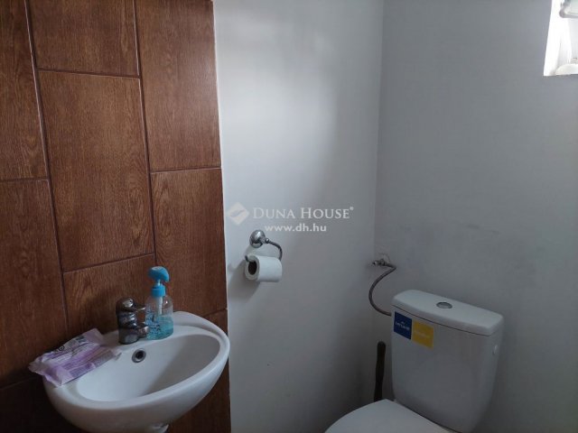 Eladó téglalakás, Pécsett 59.9 M Ft, 4 szobás