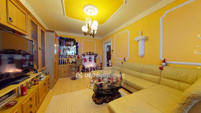 Eladó panellakás, Tiszaújvárosban 35 M Ft, 1+2 szobás