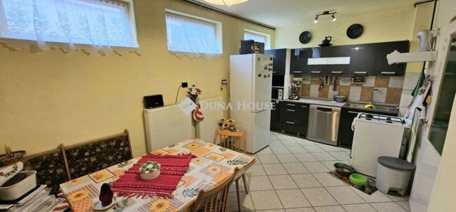 Eladó családi ház, Pécsett 65 M Ft, 3 szobás