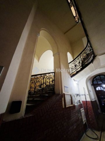 Eladó téglalakás, Budapesten, VI. kerületben 65 M Ft, 1 szobás