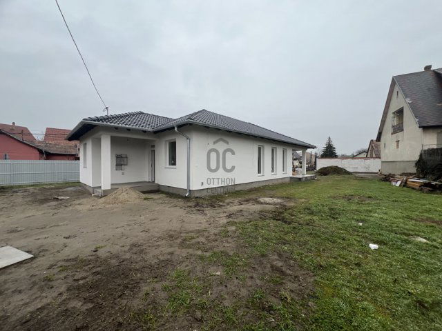 Eladó családi ház, Szigetszentmiklóson 129 M Ft, 5 szobás