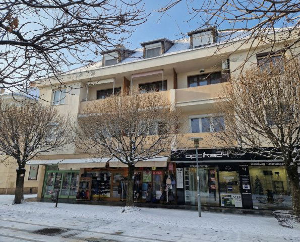 Eladó téglalakás, Keszthelyen 49.9 M Ft, 2+1 szobás