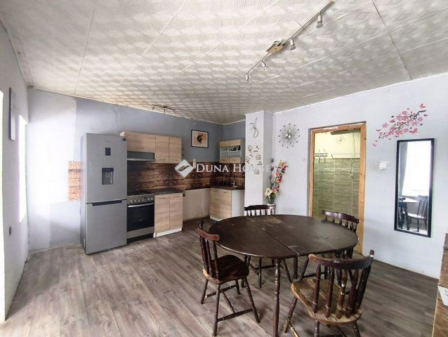 Eladó családi ház, Batéban 21.8 M Ft, 2 szobás