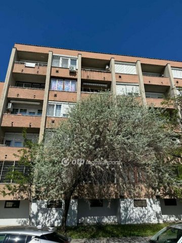 Eladó téglalakás, Cegléden 47.5 M Ft, 3 szobás