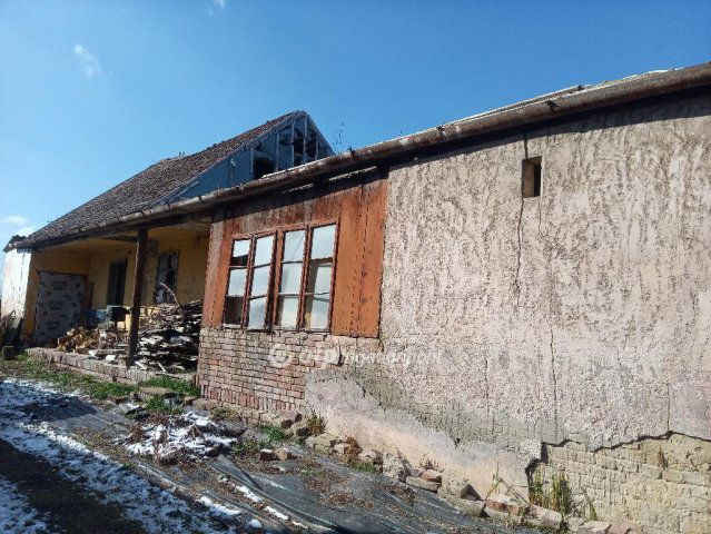 Eladó családi ház, Dombóváron 9.5 M Ft, 3 szobás