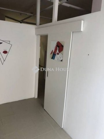 Kiadó üzlethelyiség, Pécsett 100 E Ft / hó