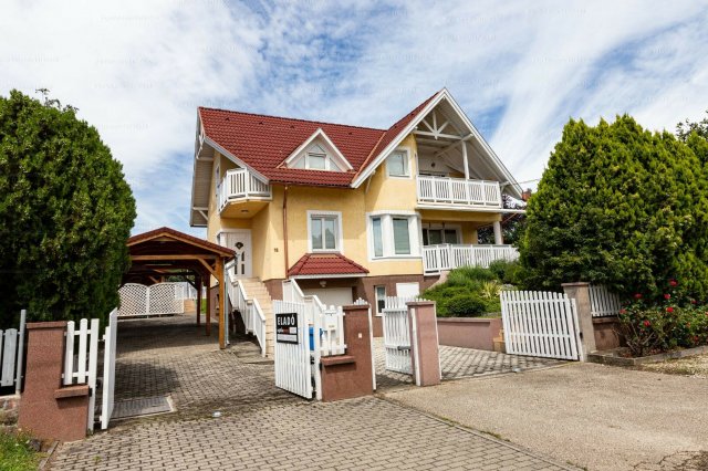 Eladó családi ház, Alsóörsön, Barátság utcában 159.9 M Ft