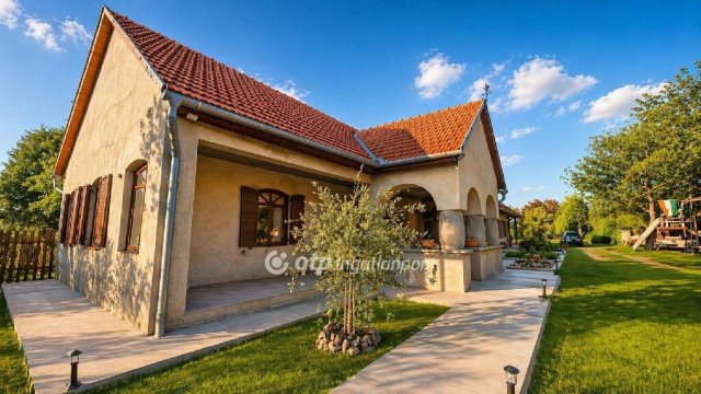 Eladó családi ház, Baracson 61.9 M Ft, 4 szobás