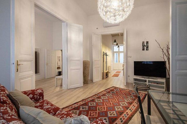 Eladó téglalakás, Budapesten, VI. kerületben, Nagymező utcában