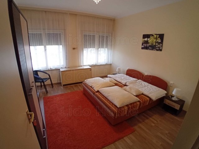 Eladó családi ház, Balatonföldváron 293 M Ft, 9 szobás