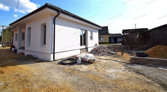 Eladó családi ház, Győrújfalun 94.99 M Ft, 4 szobás