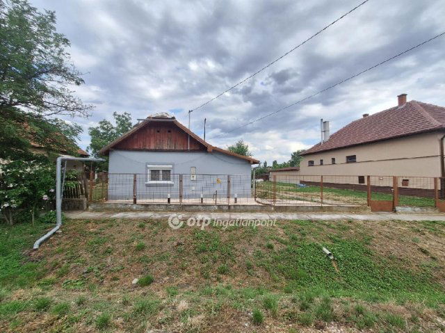 Eladó családi ház, Szeghalmon 16 M Ft, 2 szobás