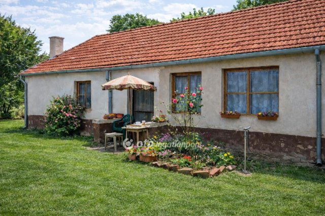 Eladó családi ház, Pápocon 14.9 M Ft, 2 szobás