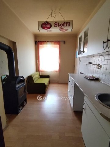 Eladó téglalakás, Ajkán 26.5 M Ft, 1 szobás