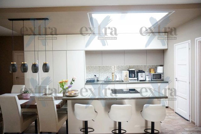 Eladó családi ház, Szegeden 150 M Ft, 5 szobás